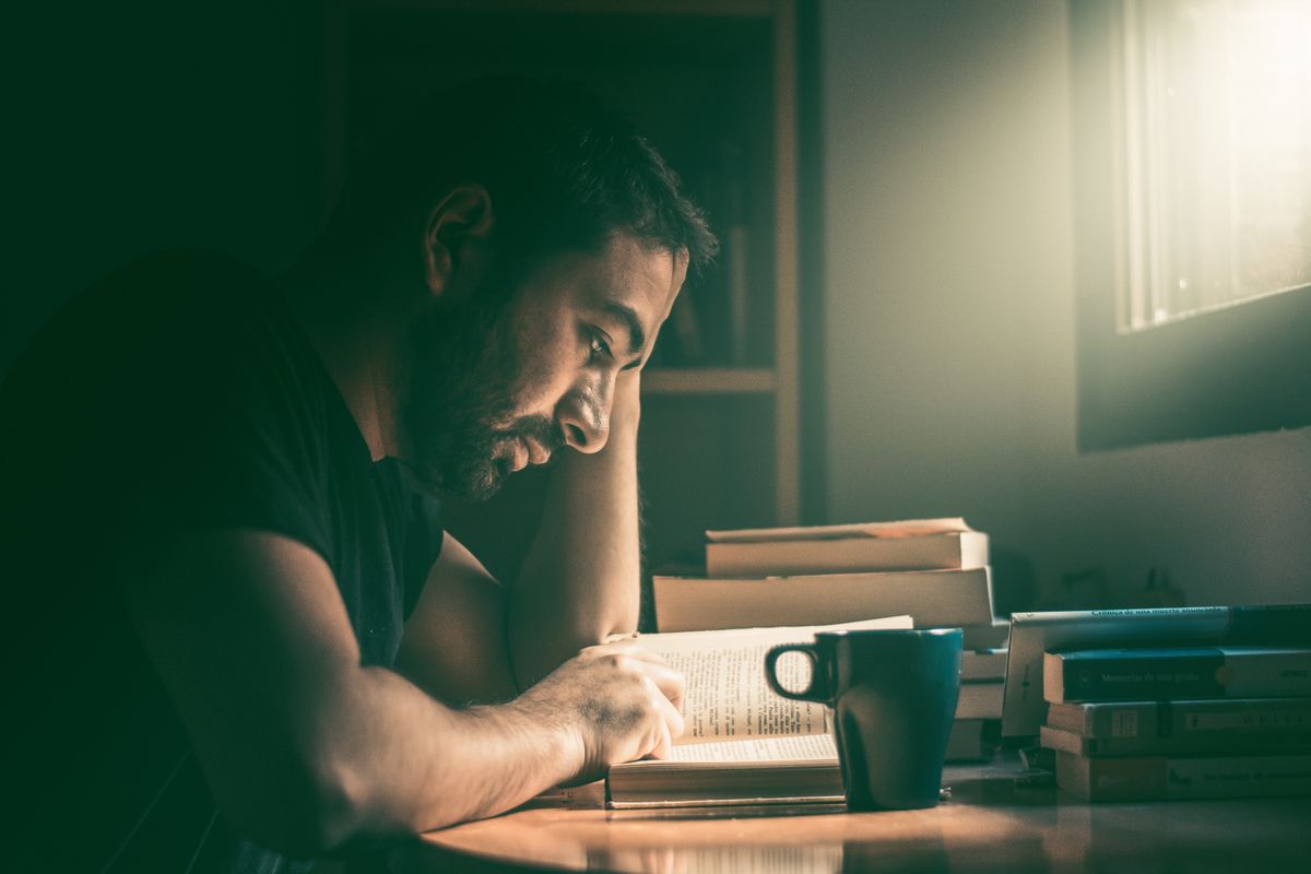 Persona concentrada leyendo