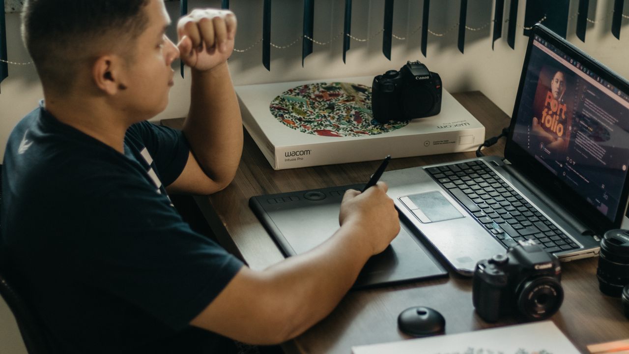 Diseñador gráfico trabajando en su portafolio