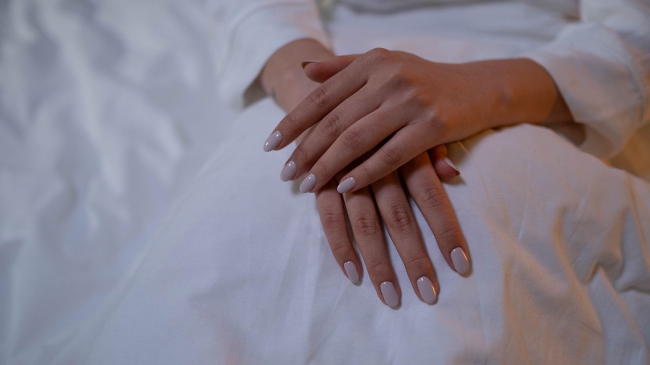 Manos con una manicura nude terminada