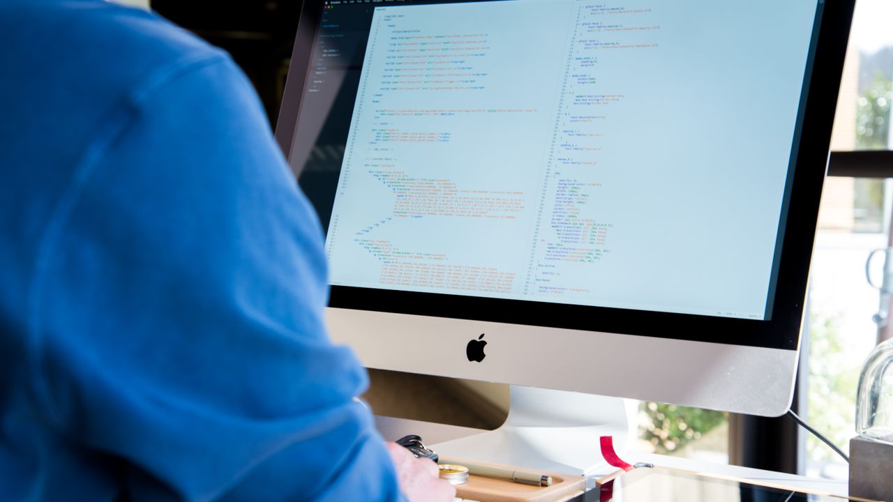 Programador trabajando frente al código