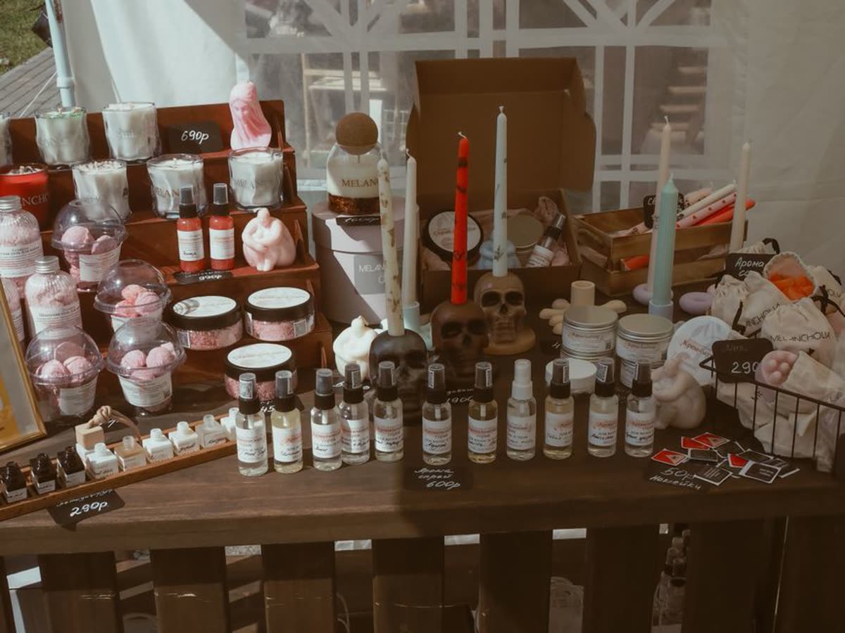 Jabones y velas artesanales terminados y presentados para la venta