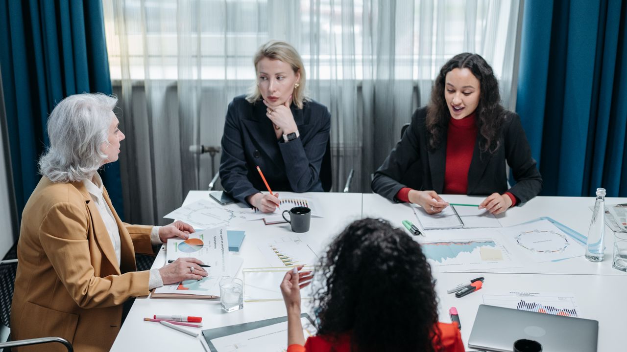 Responsable de equipo en una reunión