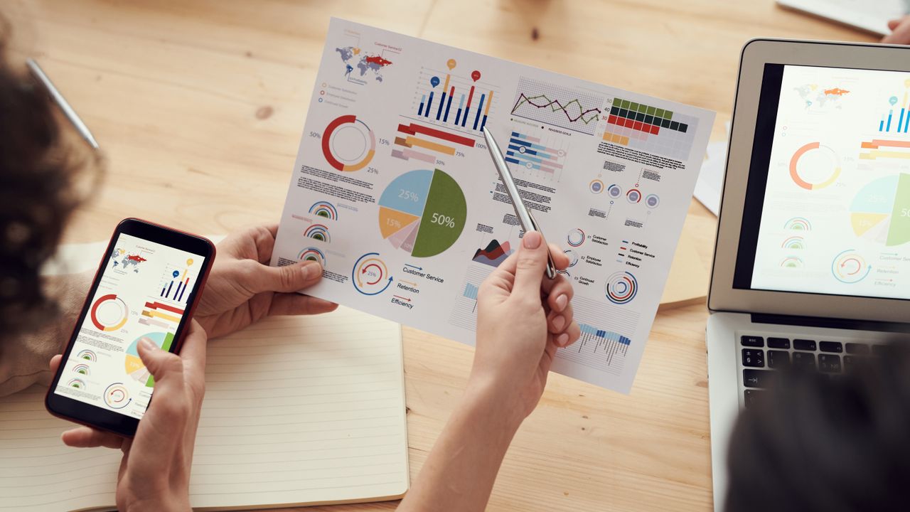 Equipo de marketing trabajando sobre resultados