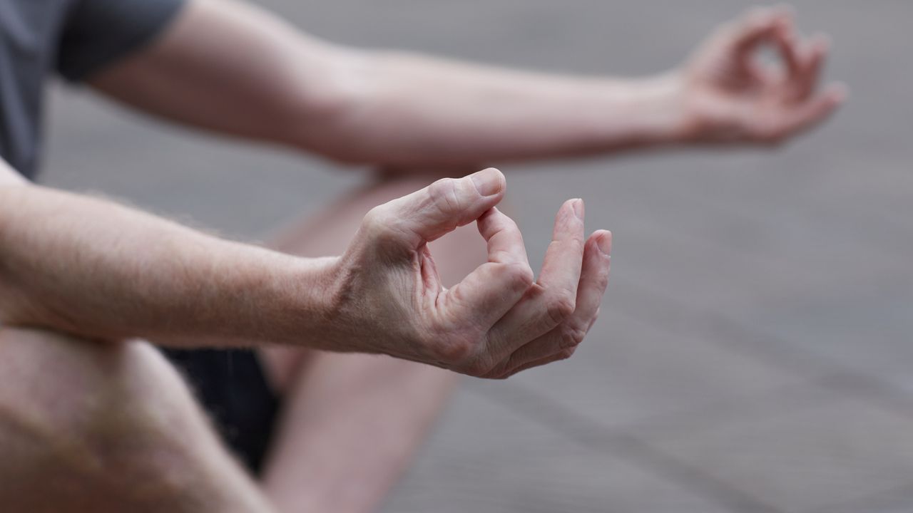 Persona meditando en calma