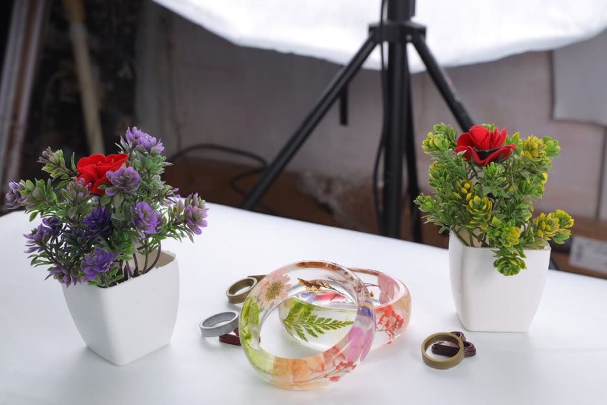 Pulseras de resina epoxi terminadas con flores secas en su interior