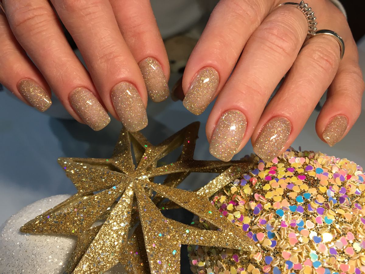 Uñas con purpurina dorada y decoración de estrellas, ya terminadas